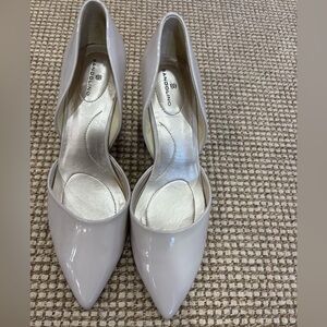 Bandolino NWOT Women's Glossy Cream Heels